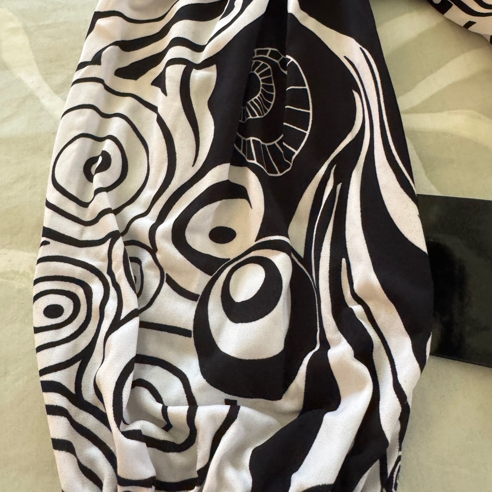 Black and White Patterned Dress with Belt - Picture 11 of 13